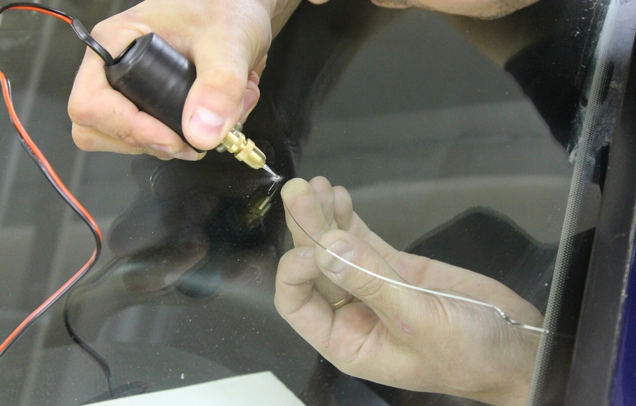Стоит ли ремонтировать лобовое стекло